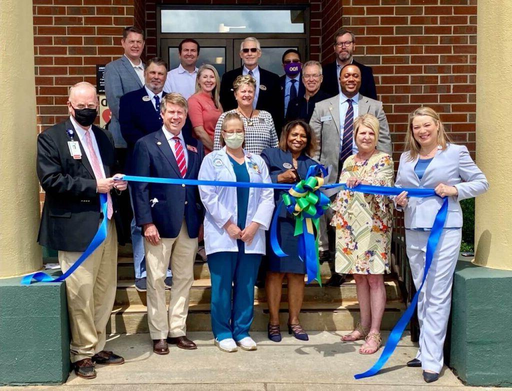 十大网赌平台推荐 Hosts Ribbon Cutting and Open House for RN Lab on the Flint River Campus